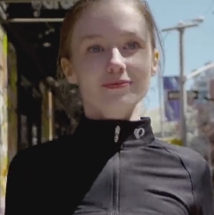 国际版抖音『Emily』户外有尺度私拍露出