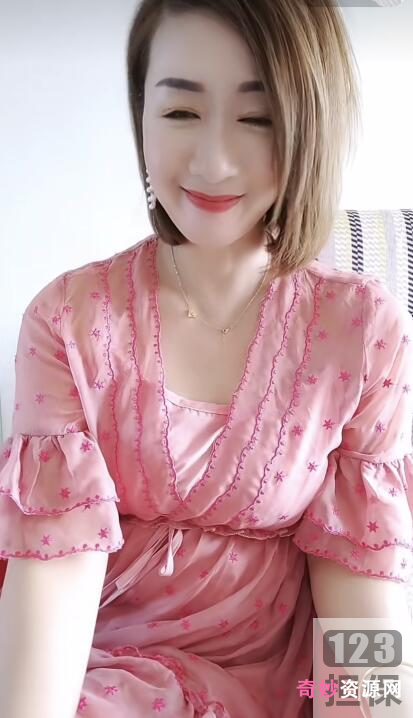 快手妩媚妖娆主播（霸气美琳姐）碎花裙出镜，傲人曲线令人疯狂心动