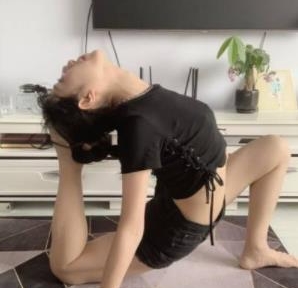 《舞动艺校的反差美少女，她的舞姿令人惊艳！》