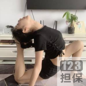 《舞动艺校：小美女与一少的反差魅力》
