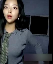 勾引小哥哥的室外诱惑，苏妲己在公园中展现魅力