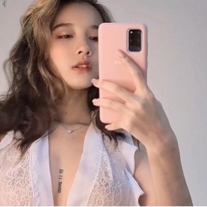 网红Irisadamsone在Onlyfans上发布了吃瓜视频，露脸挑逗，还有私拍照片。