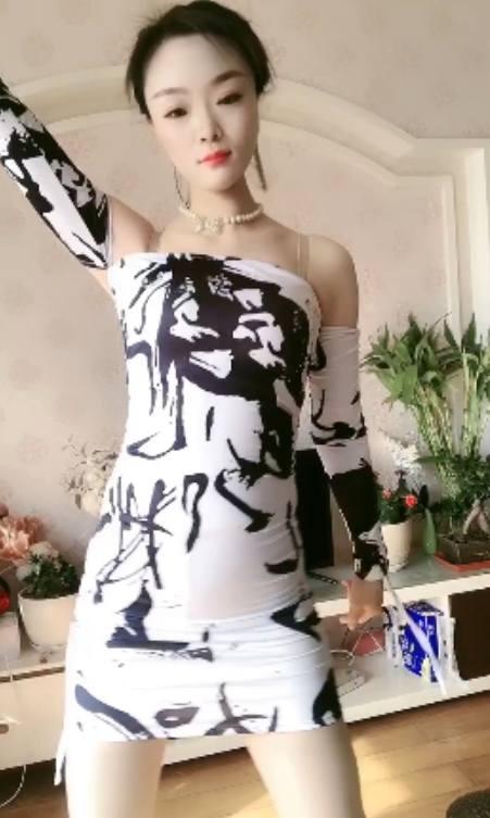 《快手暖心主播笑笑百万粉丝私拍福利大放送！69V高清2.03G，百度盘限时抢购！》