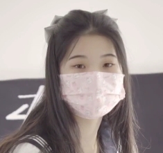 超可爱的光“阴”妹子妹妹穿着长筒白袜的JK同学，1V+2.1G资源在百度盘上可以找到。