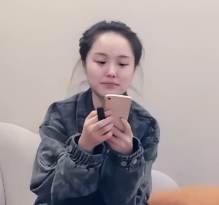 性感牛仔外套配黑丝吊带，翘臀一字马妹子视频