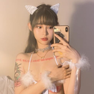 高人气的痞幼网红在有尺度的网传视频中