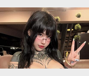 国人fansly最新辣妹自拍图集321张+短视频56秒，Bigcatmia纹身G奶性感妆容