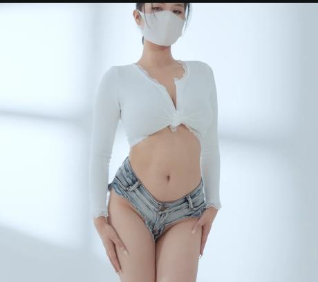 Nina自拍瑜伽特写，时长21分钟，1V-750M，观看下载遐想