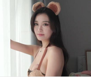 Una尤奈超甜系游戏视频1V-611M，妻子事业敬业身材颜值全都有！