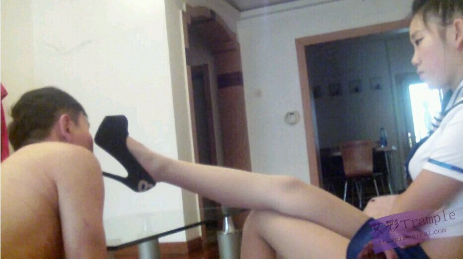 傲柔奶奶清纯学生装指教乖狗视频：12分钟357MB，720X480，MOV格式，2015.6.24