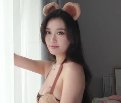 Una尤奈：甜美妻子游戏主播，敬业身材颜值，车灯闪耀！