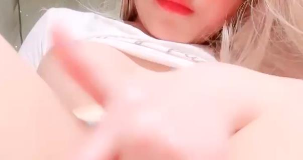 曼希宝宝：喷泉女王精选视频，白皙身材动人漂亮，下载赏心悦目