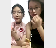 00后女孩直播舌吻肥猪男自拍，闺蜜胖子弟弟新平台邂逅