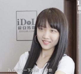 女大学生用的两部手机，电池容量为2V，内存为1.2G