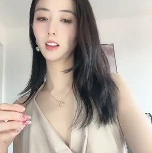 鱼鱼自娱自乐高价定制抖音网红美女打粑粑视频