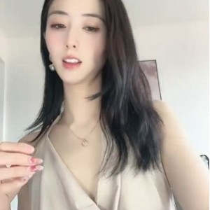 鱼鱼自娱自乐高价定制抖音网红美女打粑粑视频