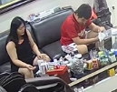 熊孩子蹭奶事件引发亲子争执