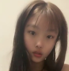 呆萌乖巧的00后妹妹特写，身材苗条如飞机场