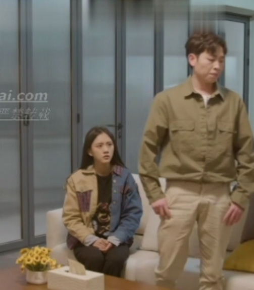 足虫福利散打哥艾彩系列NV293G视频合集，丝足踩踏指教圣水应有尽有，满足爱脚爱好者的需求