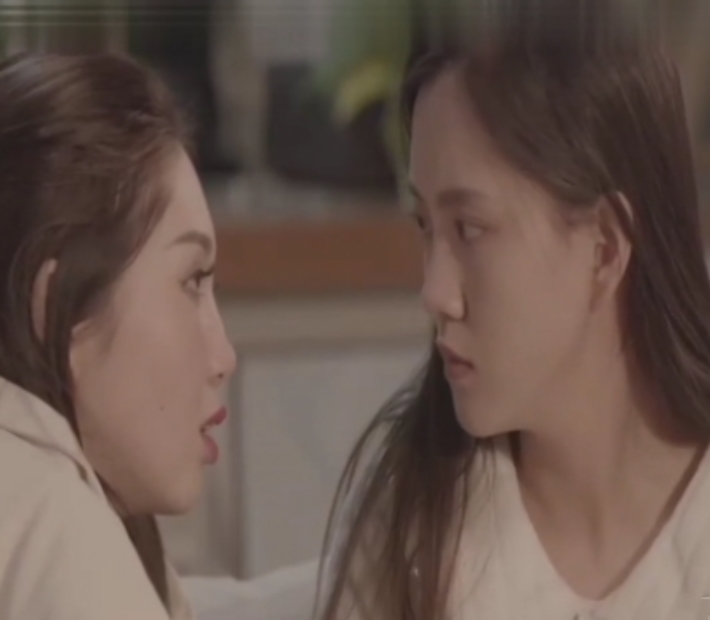 足虫福利散打哥艾彩系列NV293G视频合集，丝足踩踏指教圣水应有尽有，满足爱脚爱好者的需求