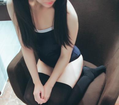 网红嫩妹团子少女cos作品，1.7G作品图片NP，身材粉嫩JK黑脚少女