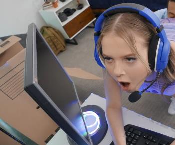 欧美传媒女神CocoLovelock震撼登场！2V1精彩表演，甜美棒棒糖视觉冲击！