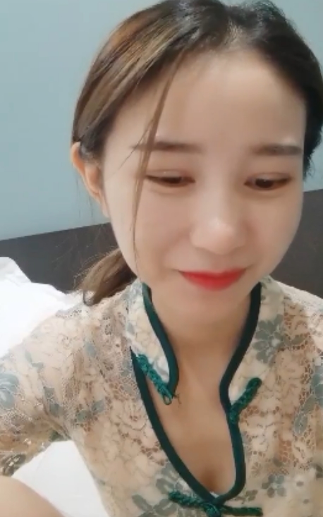 颜值主播紫贤在42v16.8g平台上独领风情万种，与姜妍搭档搞笑直播，笑容灿烂吸引粉丝眼球