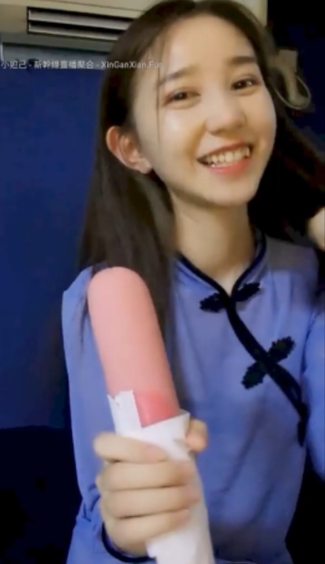 颜值主播紫贤在42v16.8g平台上独领风情万种，与姜妍搭档搞笑直播，笑容灿烂吸引粉丝眼球