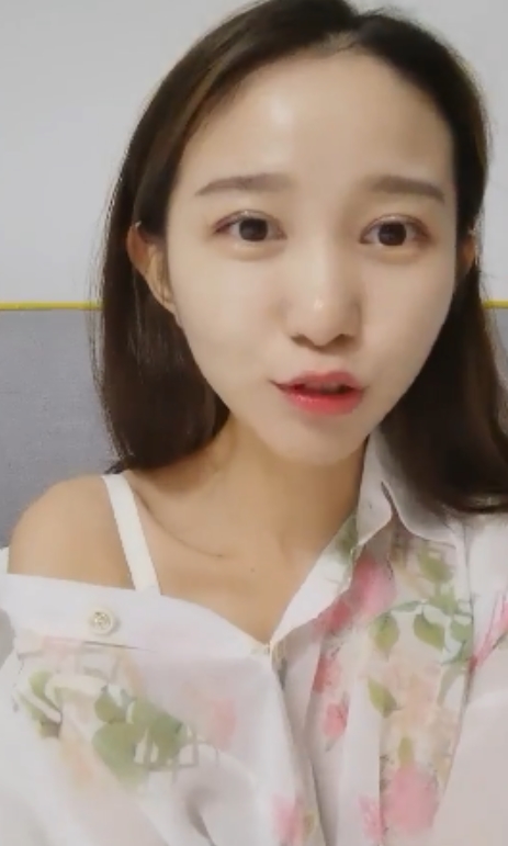 颜值主播紫贤在42v16.8g平台上独领风情万种，与姜妍搭档搞笑直播，笑容灿烂吸引粉丝眼球