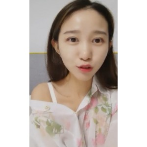 颜值主播紫贤在42v16.8g平台上独领风情万种，与姜妍搭档搞笑直播，笑容灿烂吸引粉丝眼球