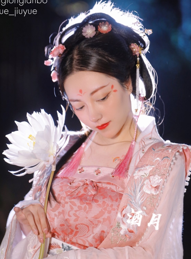 光“阴”福利姬酒月尺度私拍视图合集，颜值高身材惹火[530P+20V/201M]