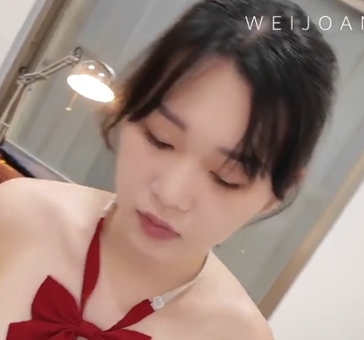 清纯美眉吃鸡互动，大物件浑圆饱满，粉嫩解压本地观看