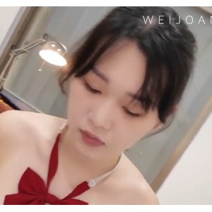 清纯美眉吃鸡互动，大物件浑圆饱满，粉嫩解压本地观看