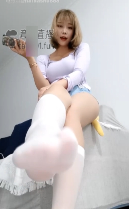 白桃套路直播：手把手教学丝袜龟责红绿灯挑战，572MB百度云视频双版本