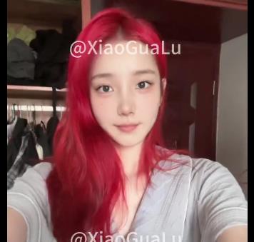 小瓜陆19岁美少女自拍资源31图集，首秀道具秀补的优质视频