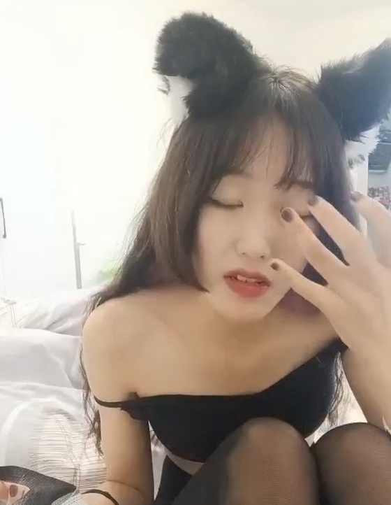 网络红人骨逗妹子&小奶敷敷：视频收藏量高达98，百度&ED2K广受欢迎