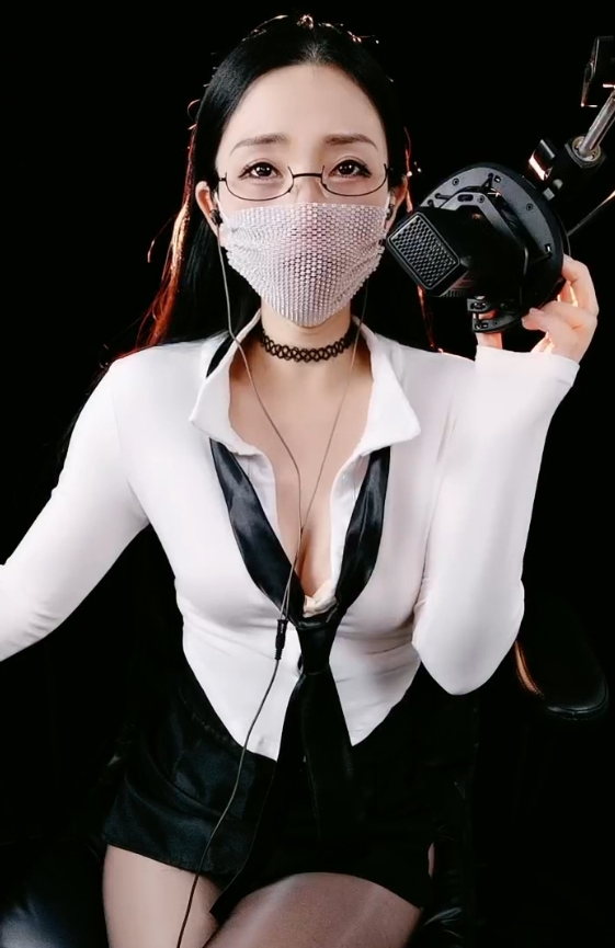 《百媚暖暖粗口骚麦吃瓜小故事10v20g》：李明霖带你领略互联网世界的独特魅力