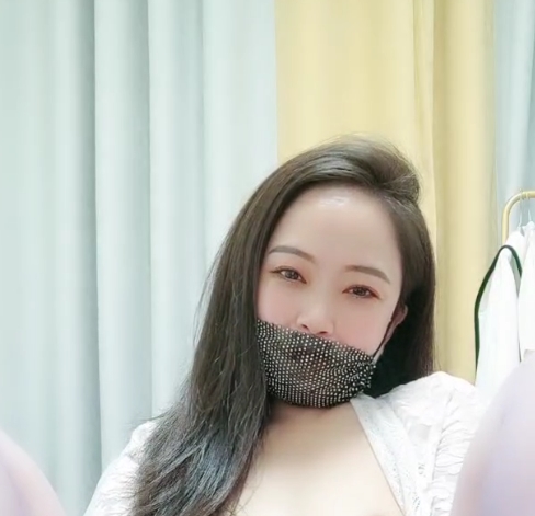 品掏出重金，以期能够收藏更多珍贵的视频。而在这个信息爆炸的时代，百度和ED2K等平台更是成为了他们获取视频的重要途径。丝袜熟女，性感小阿姨的魅力，让人无法抗拒，也让这些视频的价值不断攀升。