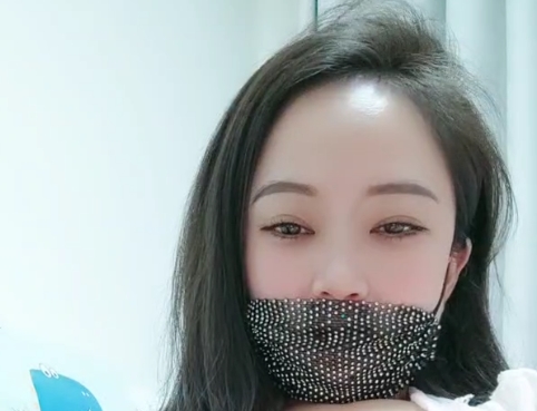 品掏出重金，以期能够收藏更多珍贵的视频。而在这个信息爆炸的时代，百度和ED2K等平台更是成为了他们获取视频的重要途径。丝袜熟女，性感小阿姨的魅力，让人无法抗拒，也让这些视频的价值不断攀升。