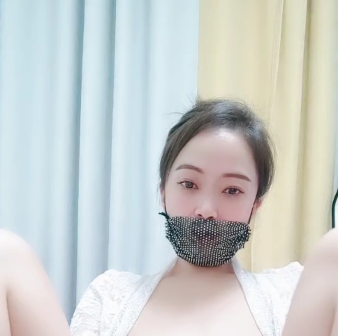 品掏出重金，以期能够收藏更多珍贵的视频。而在这个信息爆炸的时代，百度和ED2K等平台更是成为了他们获取视频的重要途径。丝袜熟女，性感小阿姨的魅力，让人无法抗拒，也让这些视频的价值不断攀升。