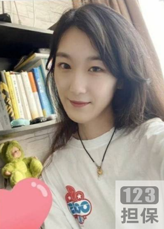 人一种柔弱的感觉。整体来看，这个视频+私照合集展现了李穆轩不同侧面的形象，让人更加了解这位医科大学的校花。