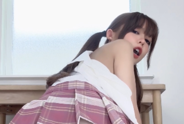 KittyKum：亚裔妹子的黑丝护士合集，189.5g视频收藏量高达883