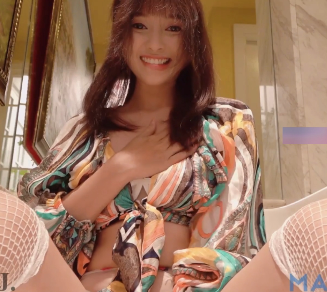 绝世女神jasminej私拍放尿艺术合集，3.8G视频惊艳呈现