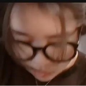 大眼镜学妹自拍全身黑丝，反手爆火10分钟视频1V393M