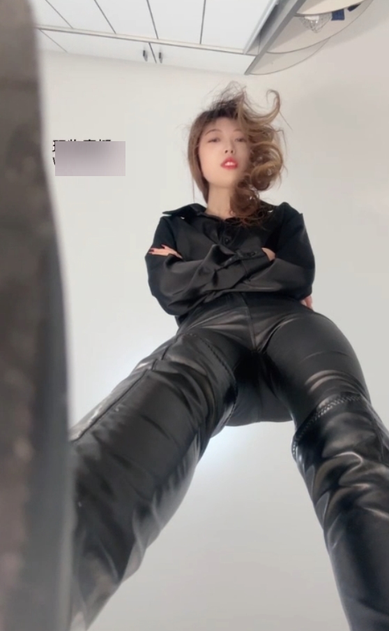 搬运直播玩物酒鸽最新合集1V600M，皮裤皮靴红绿灯，百度盘分卷压缩解压