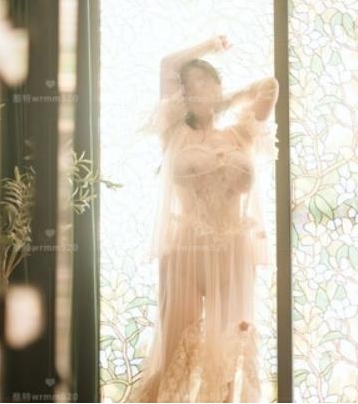 某推宅男女神九酱甜美G奶浮力姬最新合集94V1.42G，日常互动直播