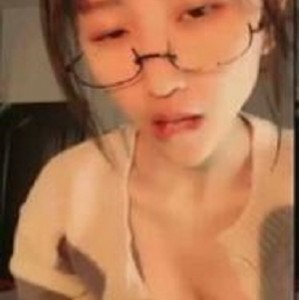 虎牙清纯眼镜学妹自嗨合集17G太豪放了