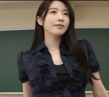 花碎花学生惩罚AI视频抖音博主清瘦眼镜男1.6G1部