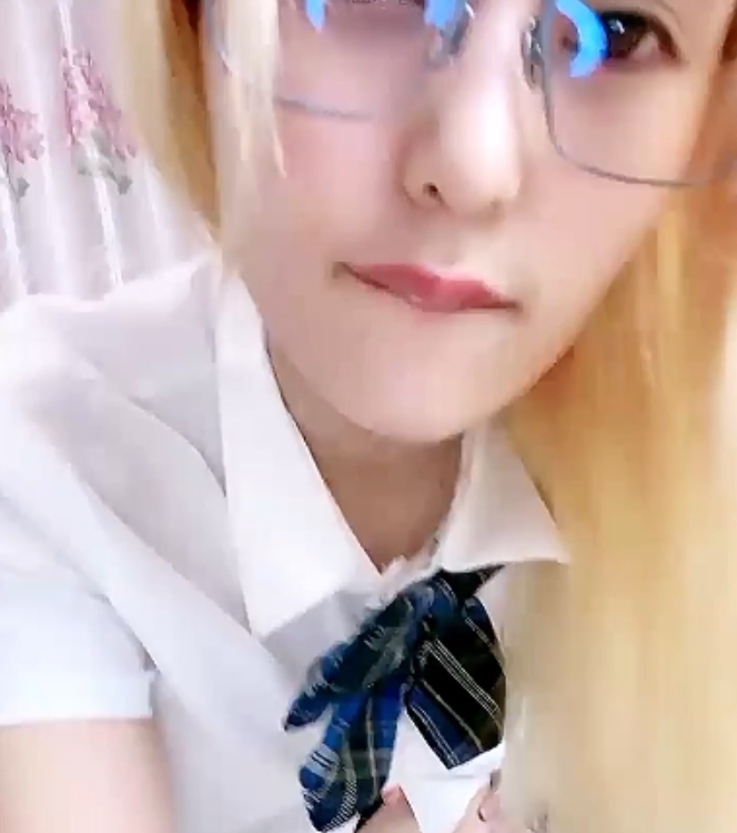 清纯金发眼镜妹互动视频网盘1部381M