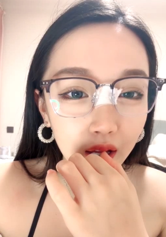 眼镜御姐妹子叭嗦直播热舞57V合集48.6G腿长条顺太顶了